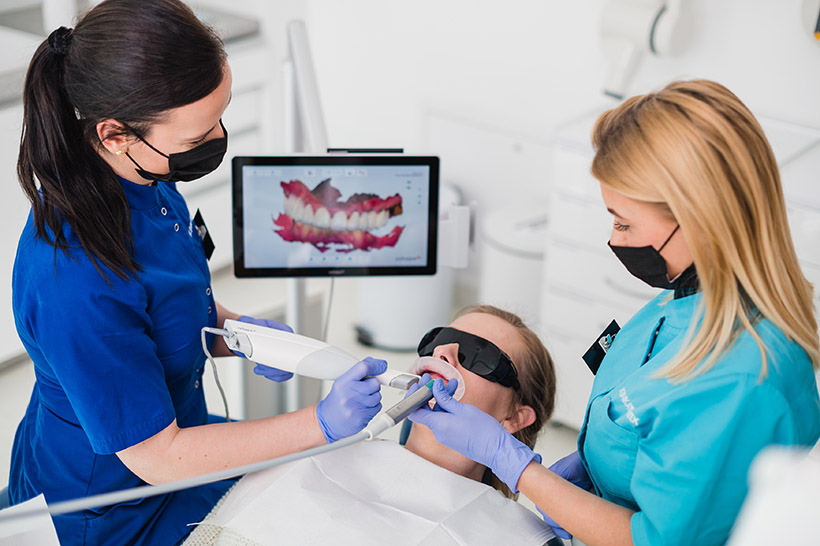 Digital tannbehandling med bruk av det moderne protetiske systemet fra Dentsply Sirona CEREC CAD/CAM
